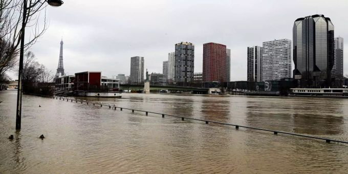 Der Wasserpegel der Seine in Paris hat seinen Höchstwert erreicht. paris hochwasser