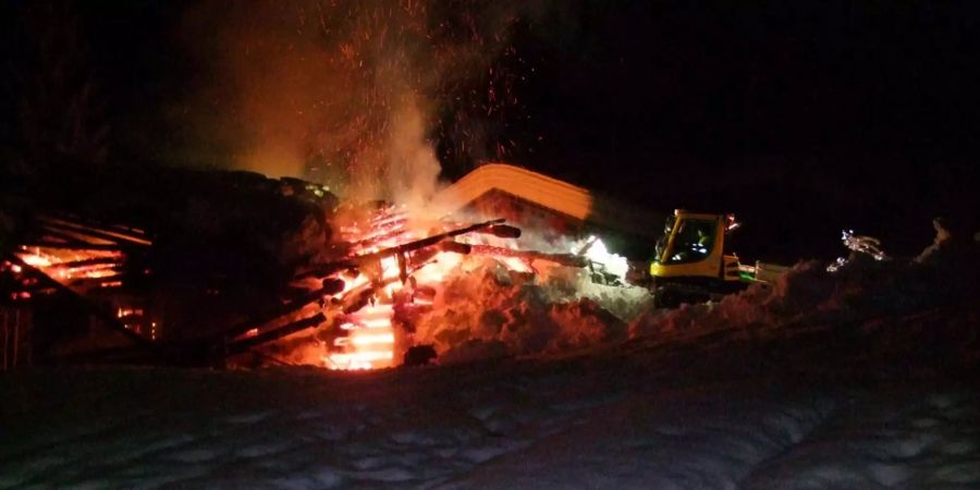 Oberhalb Aeuja in Klosters ist ein Stall vollständig niedergebrannt.