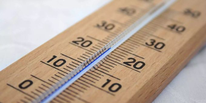 Ein Thermometer zeigt die Temperatur an. Ein Thermometer zeigt die Temperatur an.