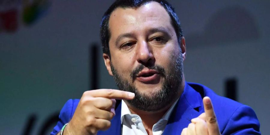 Matteo Salvini verbietet Pirvatpersonen die Rettung von Flüchtlingen, Boote will er keine mehr anlegen lassen.