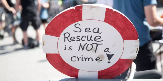 Ein Schild mit der Aufschrift «Sea Rescue is not a crime!» steht in der Nähe einer Kundgebung der Bewegung «Seebrücke». Die internationale Bewegung «Seebrücke» entstand als Reaktion auf die Vorkommnisse um das Rettungsschiff «Lifeline». Ein Schild mit der Aufschrift «Sea Rescue is not a crime!» steht in der Nähe einer Kundgebung der Bewegung «Seebrücke». Die internationale Bewegung «Seebrücke» entstand als Reaktion auf die Vorkommnisse um das Rettungsschiff «Lifeline».