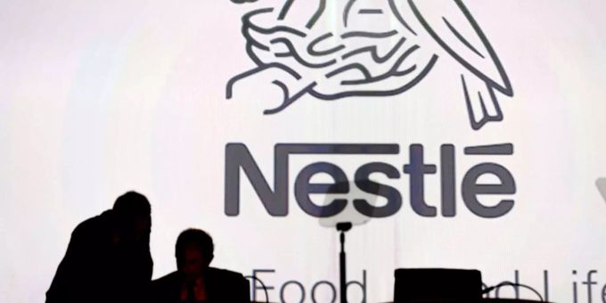 Eine Projekton des Nestlé-Logos bei der Generallversammlung des Weltgrössten Lebensmittel- und Getränkeproduzentens in Lausannne. Eine Projekton des Nestlé-Logos bei der Generallversammlung des Weltgrössten Lebensmittel- und Getränkeproduzentens in Lausannne.