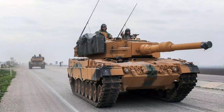 Ein türkischer Panzer vom Typ Leopard 2A4 fährt in der Nähe der syrischen Grenze auf einer Strasse.