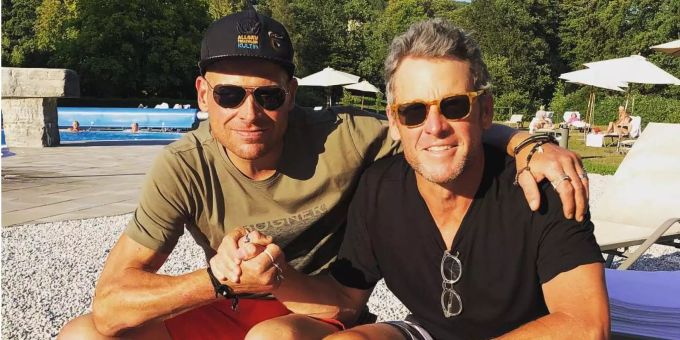Ullrichs Kumpel Lance Armstrong besuchte ihn in der Klinik in Deutschland. Ullrichs Kumpel Lance Armstrong besuchte ihn in der Klinik in Deutschland.