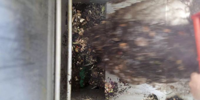 Bio-Abfall wird in eine Sammelstelle gegeben - Keystone