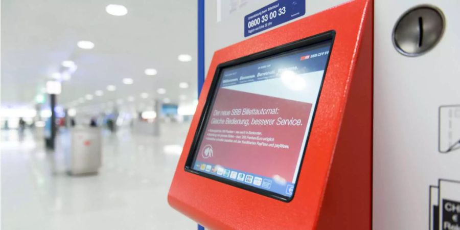 Die Männer machten sich mit einem Winkelschleifer an dem Billetautomaten der Haltestelle Chämleten in Hünenberg See ZG zu schaffen. (Symbolbild)