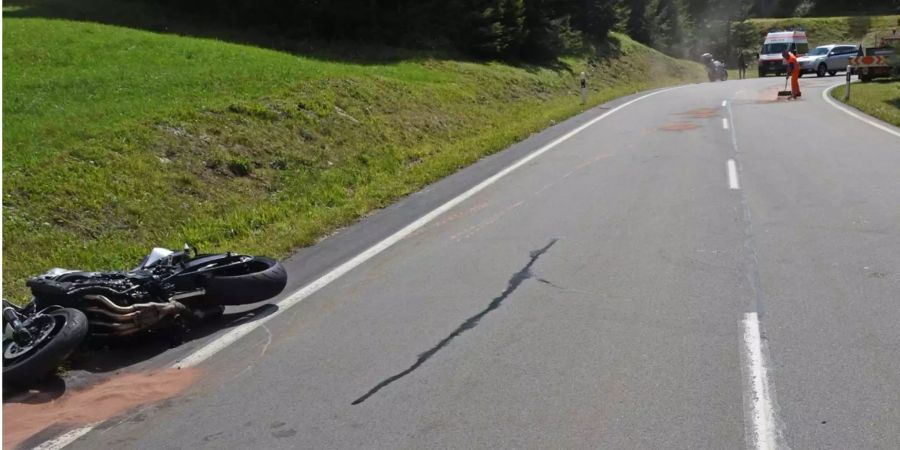 Ein umgekippter Töff nach der Linkskurve bei Malabarba GR.
