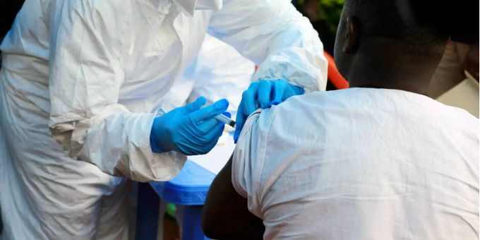 Ein Mitarbeiter der Weltgesundheitsorganisation (WHO) verabreicht einem Helfer in Kongo eine Impfung. Ein Mitarbeiter der Weltgesundheitsorganisation (WHO) verabreicht einem Helfer in Kongo eine Impfung.
