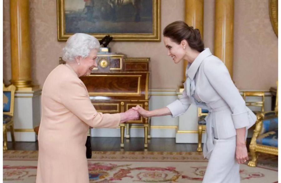 Hier empfängt die Queen US-Schauspielerin Angelina Jolie im Buckingham Palast.