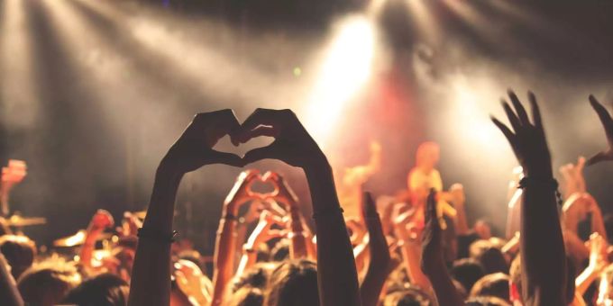 Mit Herz bei der Sache: Locken die Festival-Grössen mit internationalen Musik-Legenden, kommen einige der alternativen Festivals mit sehr wenig Budget ganz weit. Mit Herz bei der Sache: Locken die Festival-Grössen mit internationalen Musik-Legenden, kommen einige der alternativen Festivals mit sehr wenig Budget ganz weit.