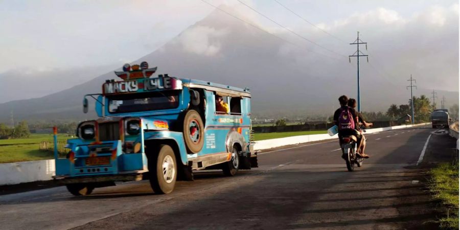 Die Jeepney sind unter der philippinischen Bevölkerung ein beliebtes Transportmittel.