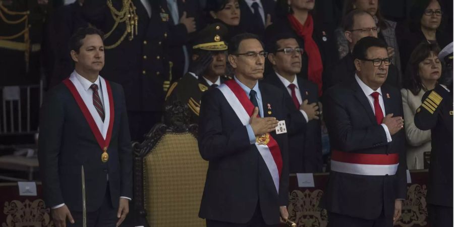 Martin Vizcarra (Mitte vorne), der Präsident von Peru, bei der alljährlichen Militärparade.