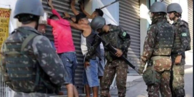 Rio de Janeiros Militär durchsucht einige Passanten. Rio de Janeiros Militär durchsucht einige Passanten.