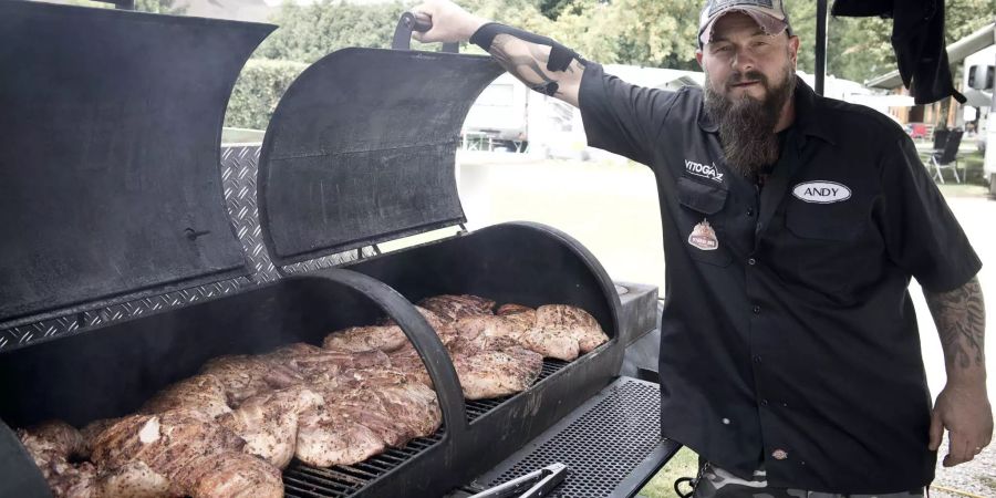 Grillmeister Andreas Stüssi habt wertvolle Grilltipps an die Gäste weiter, Bild: zvg/TCS