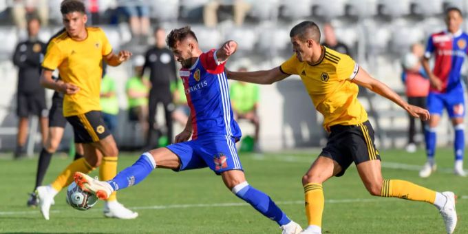 Albian Ajeti (l.) in Aktion. Albian Ajeti (l.) in Aktion.