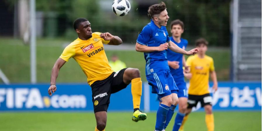 Berns Yann Kasai (links) gegen Zagrebs Marko Gjira im Final des FCZ-Blue-Stars-Youth-Cup zwischen den BSC Young Boys und Dinamo Zagreb Anfangs Mai in Zürich.