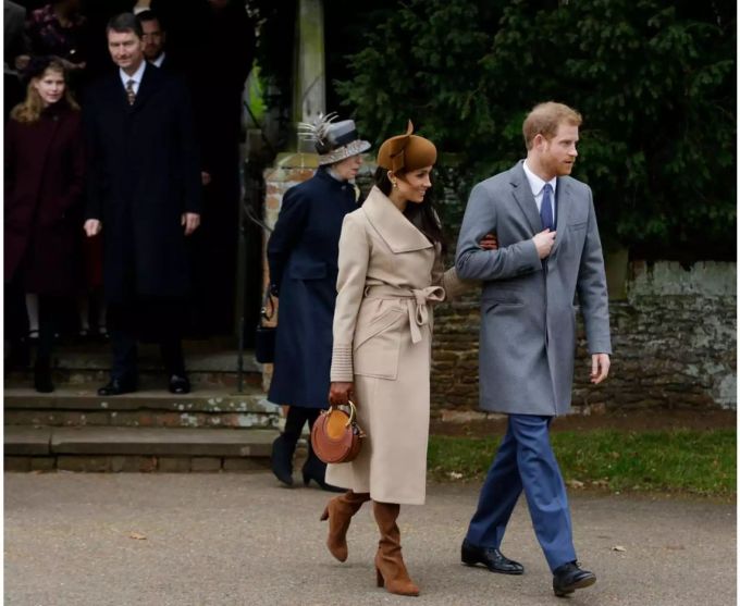 At the Christmas party at Sandringham, the Duchess made an offer: the whole outfit cost about 4,900 francs.  The coat and bag are especially expensive.