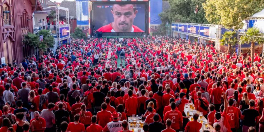 Public Viewing: Fussballfans brauchten am Dienstag einen Schirm.