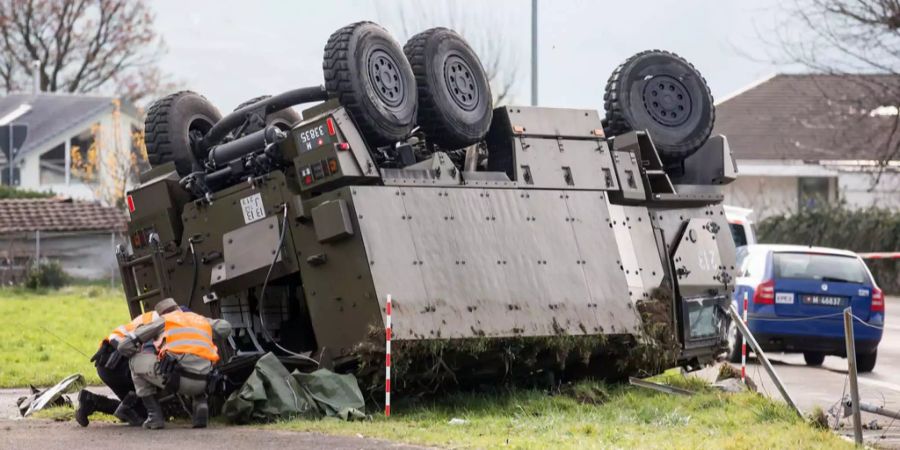 In Schwyz überschlug sich ein Duro. Zehn Personen wurden verletzt.