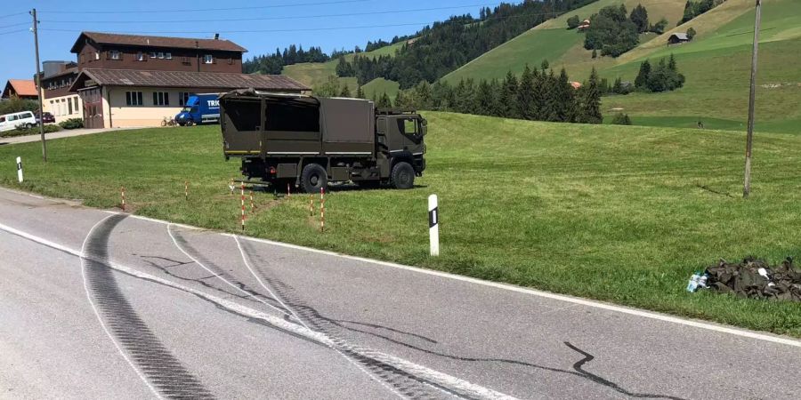 Der Militär-Lastwagen kam von der Strasse ab und überschlug sich.