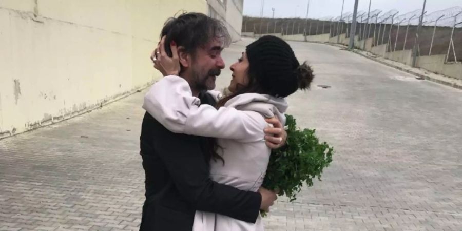 Nach einem Jahr können sich die beiden endlich wieder in die Arme fallen: «Welt»-Journalist Deniz Yücel und seine Frau Dilek.