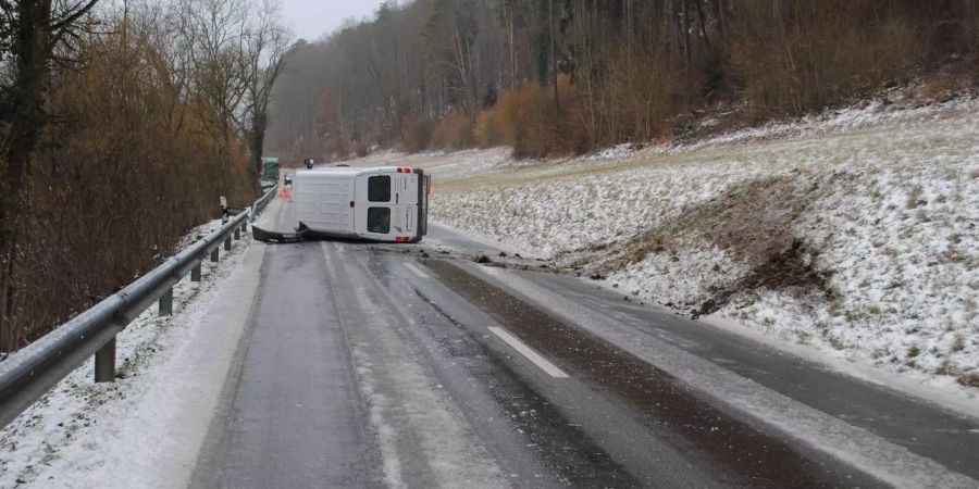 In Schaffhausen kippte ein Lieferwagen wegen Glatteis seitlich um.