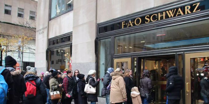 Zum Auftakt bildeten sich am Freitag lange Schlangen vor dem neuen Standort am Rockefeller Center in Manhattan. Pünktlich zum Weihnachtsgeschäft hat der legendäre New Yorker Spielzeugladen FAO Schwarz wiedereröffnet.