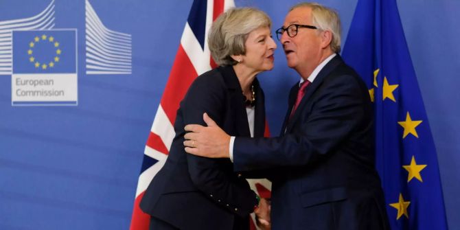 Jean-Claude Juncker und Theresa May begrüssen einander.