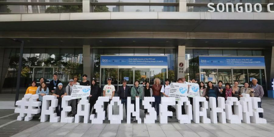 Umweltschützer demonstrieren vor der IPCC in Incheon.