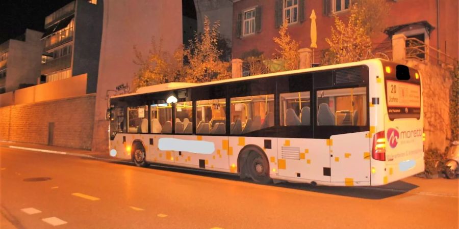 Der Linienbus in der Stadt Schaffhausen hat buchstäblich ein Rad ab.