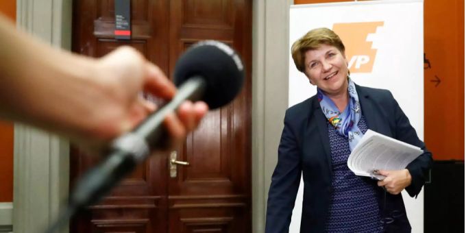 Viola Amherd spricht mit Journalisten. Viola Amherd spricht mit Journalisten.