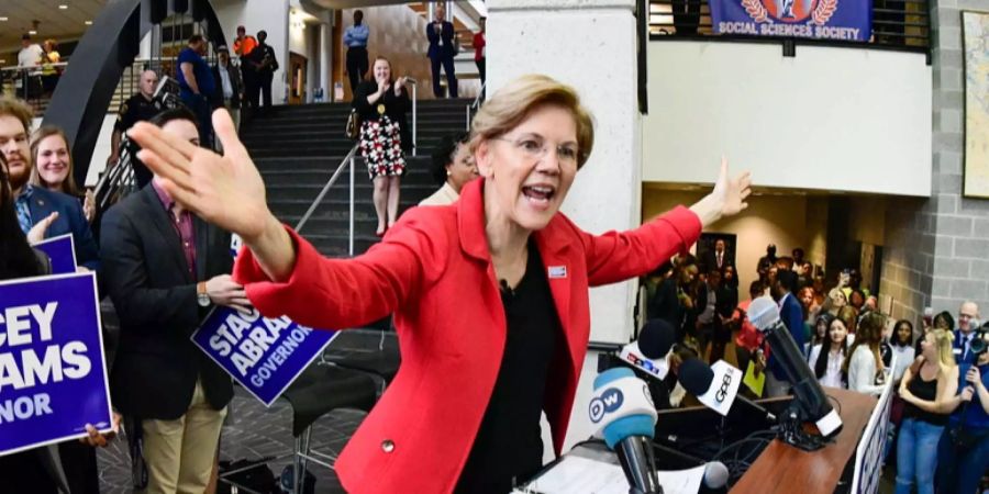 Die demokratische US-Senatorin Elizabeth Warren von Massachusetts stellt während einer Kampagnen-Veranstaltung die Gouverneurskandidatin von Georgia Stacey Abrams vor.