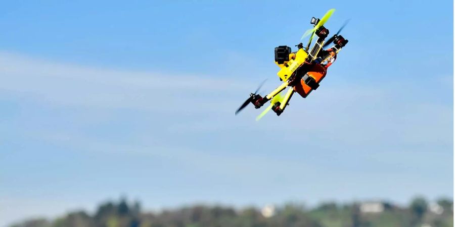 Eine Drohne fliegt im Rahmen des "Drone Prix Zürichsee".