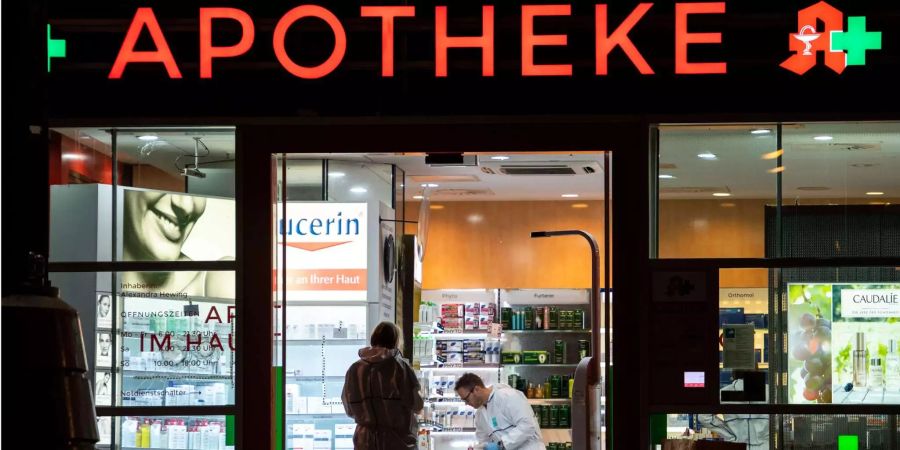 Mitarbeiter der Spurensicherung der Polizei arbeiten in einer Apotheke im Hauptbahnhof, in der sich zuvor eine Geiselnahme ereignet hatte.