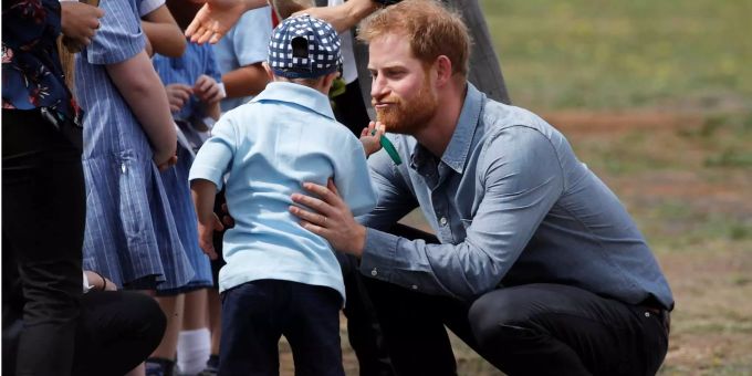 So herzig! - Fünfjähriger Bub krault Prinz Harry am Bart
