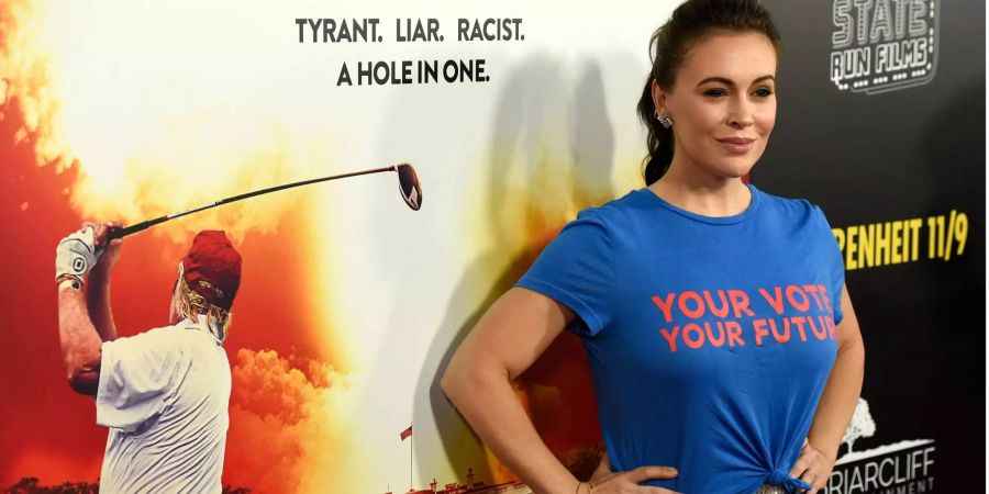 Die US-Schauspielerin Alyssa Milano steht an der Premiere von «Fahrenheit 11/9» im Samuel Goldwyn Theater in Beverly Hills, Kalifornien (US) auf dem roten Teppich. Auf ihrem T-Shirt steht «Deine».