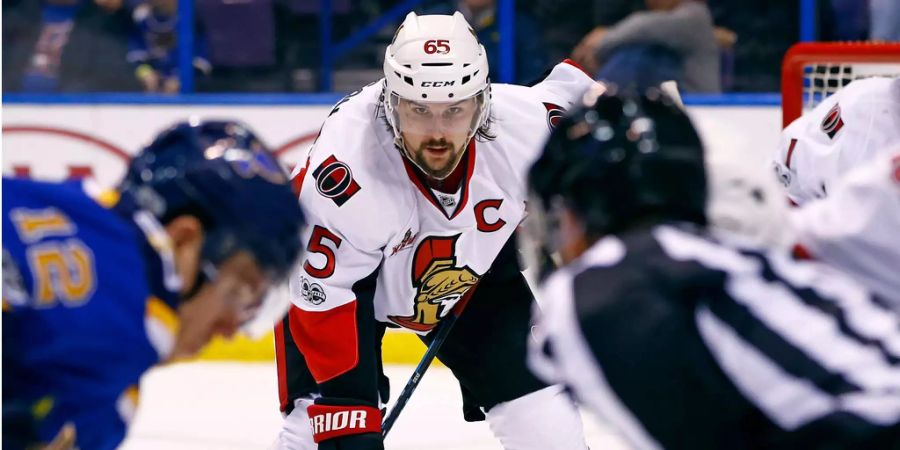 Erik Karlsson wartet bei einem Spiel der Ottawa Senators gegen die St. Louis Blues darauf, dass ein Bully ausgeführt wird.