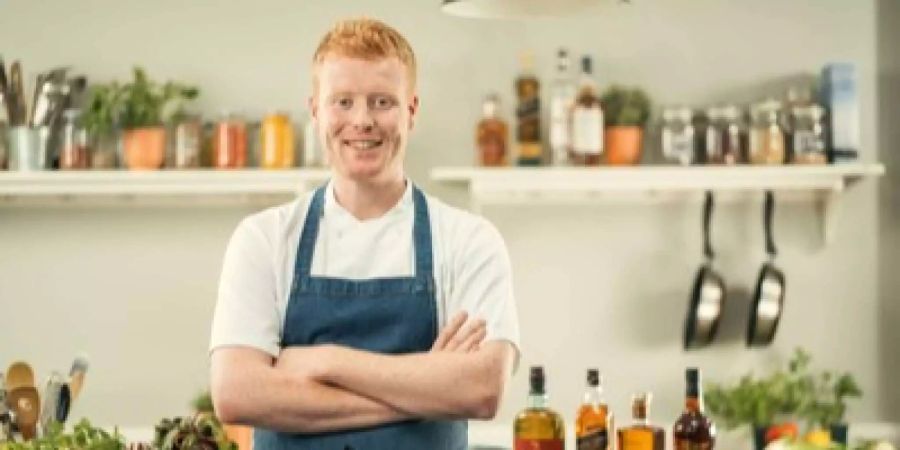 Gastronom Mark Moriarty steht in einer Küche.