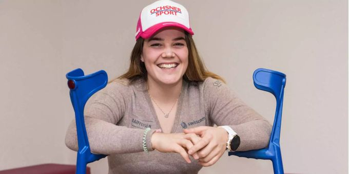 Die Schweizer Skirennfahrerin Mélanie Meillard posiert vor einer Pressekonferenz mit Krücken. Die Schweizer Skirennfahrerin Mélanie Meillard posiert vor einer Pressekonferenz mit Krücken.