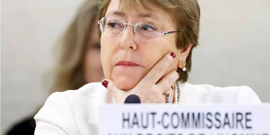 Die Uno-Menschenrechtskommissarin Michelle Bachelet hört einer Rede zu.