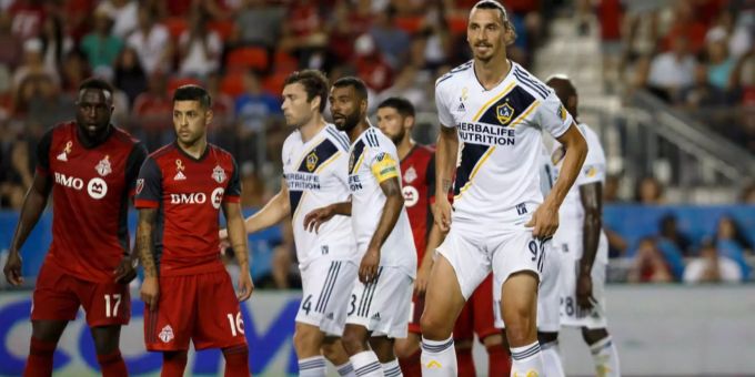 Zlatan Ibrahimovic (vorne) verteidigt bei einem Freistoss des FC Toronto gegen LA Galaxy. Zlatan Ibrahimovic