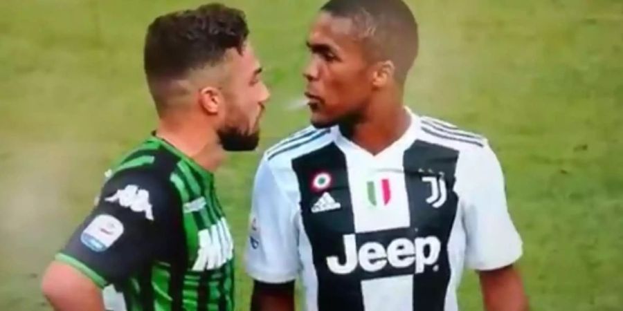 Juventus-Stürmer Douglas Costa bespuckt den gegnerischen Spieler.