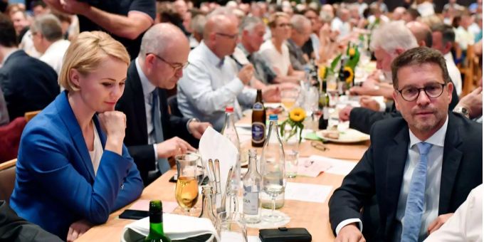Natalie Rickli und Christian Lucek (rechts) an der Wahl zum Regierungsratskandidaten. Natalie Rickli und Christian Lucek (rechts) an der Wahl zum Regierungsratskandidaten.
