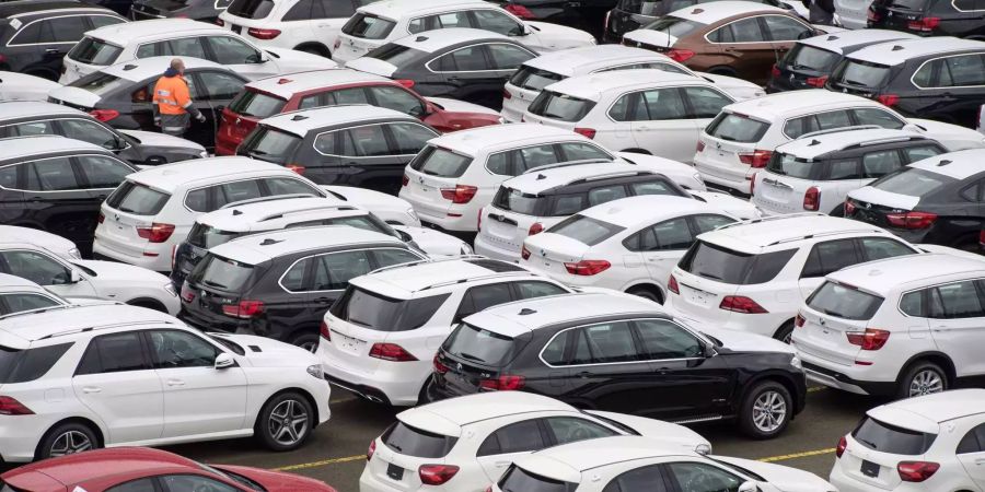 Neuwagen von Mercedes-Benz und BMW stehen auf dem Autoterminal der BLG Logistics Group.