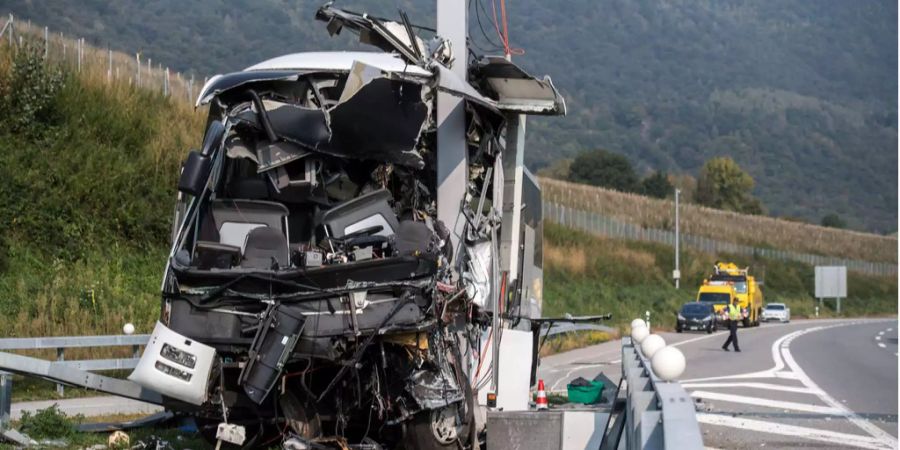 Der verunfallte Deutsche Reisecar auf der A2 im Tessin.