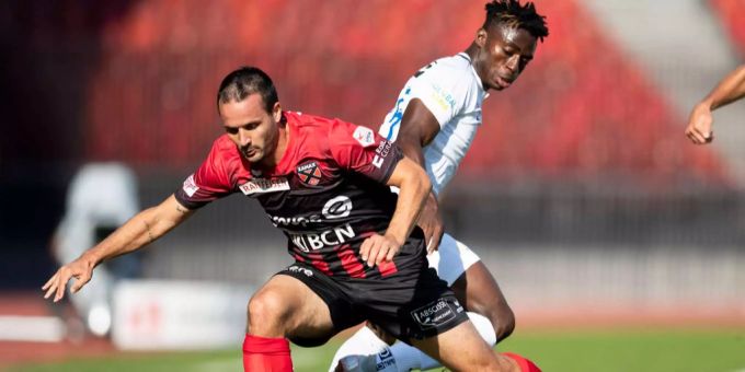 Xamax-Stürmer Raphaël Nuzzolo im Zweikampf mit FCZ-Angreifer Stephen Odey. Xamax-Stürmer Raphaël Nuzzolo im Zweikampf mit FCZ-Angreifer Stephen Odey.