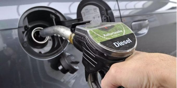in Mann betankt am 18. April 2008 an einer Tankstelle in Rosenheim seinen Wagen mit Diesel. in Mann betankt am 18. April 2008 an einer Tankstelle in Rosenheim seinen Wagen mit Diesel.