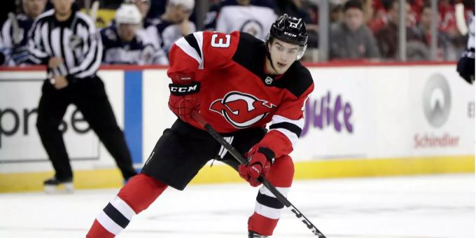 Nico Hischier kontrolliert den Puck in einem Spiel für die New Jersey Devils. Nico Hischier Devils