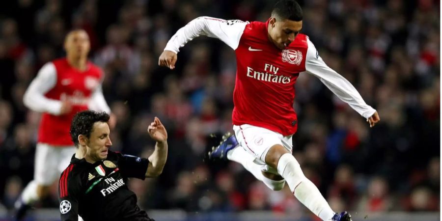 Alex Oxlade-Chamberlain (rechts, damals FC Arsenal) übersprintet Mark van Bommel (damals AC Milan) in der Champions League 2012.