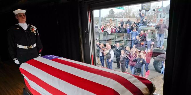 Der von einer US-Flagge umhüllte Sarg von George H. W. Bush wird in einem Zug durch Texas transportiert.